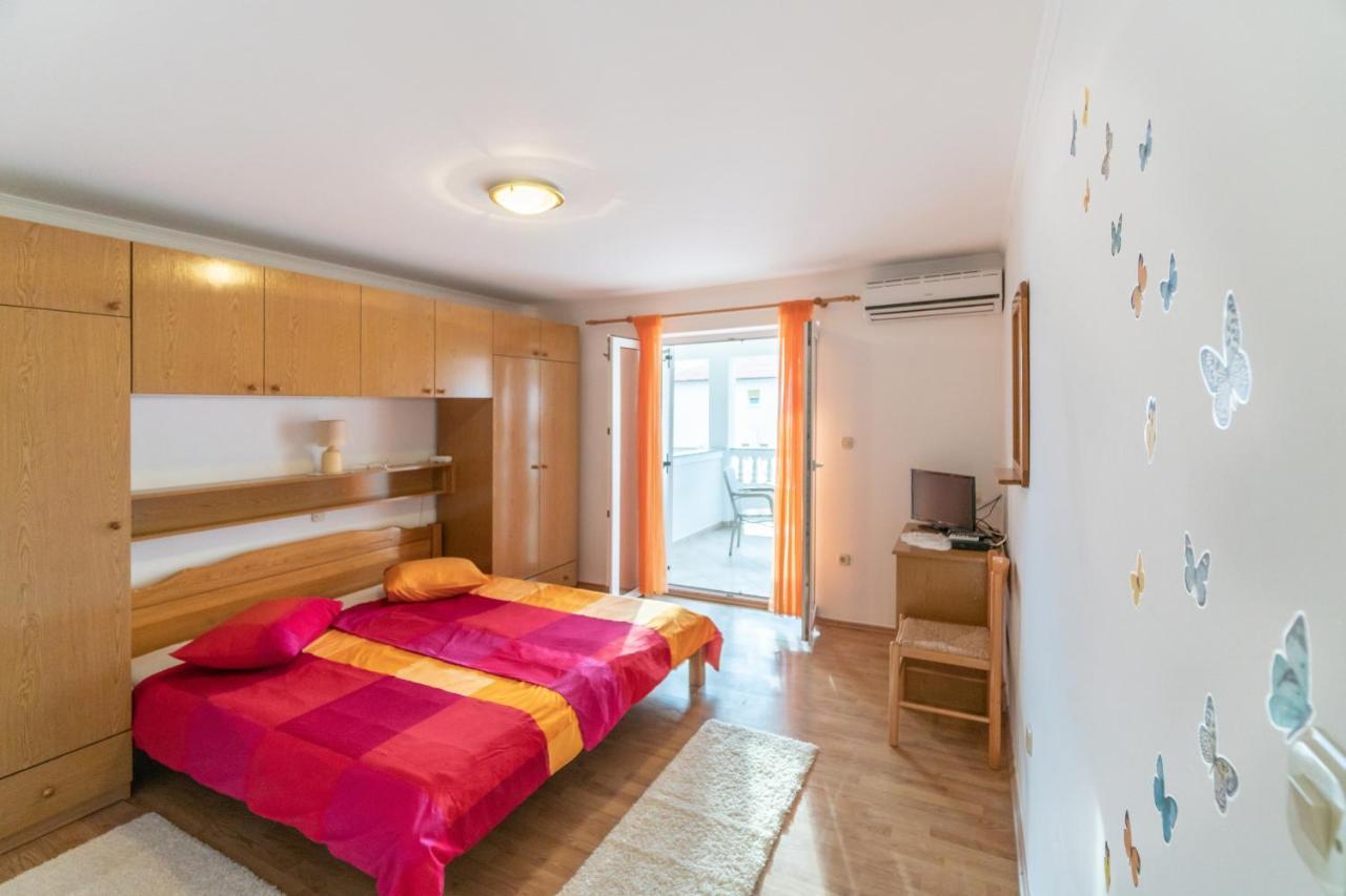 Apartments And Rooms By The Sea Palit, Rab - 5010 Экстерьер фото