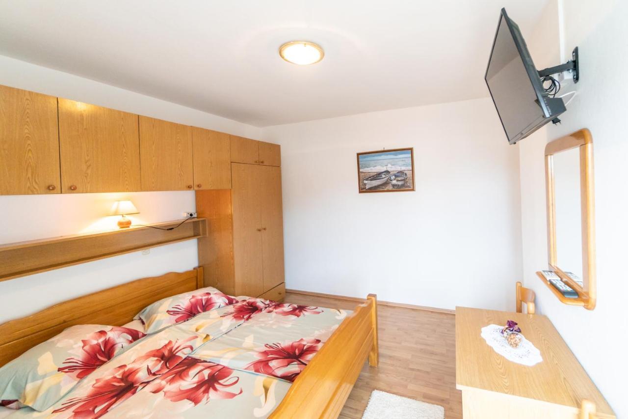 Apartments And Rooms By The Sea Palit, Rab - 5010 Экстерьер фото