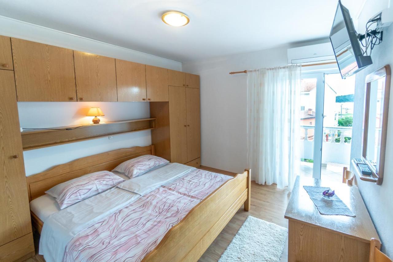 Apartments And Rooms By The Sea Palit, Rab - 5010 Экстерьер фото